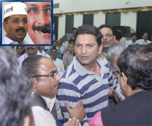 hungama in arvind kejriwal's meeting