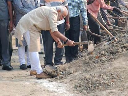 what is written by pm modi  in visitor diary?