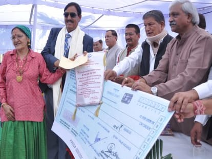 harish rawat gift to policemen.