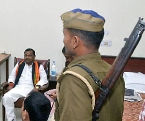 BJP MP accused Policeman Threatened him using Rifle in Varanasi