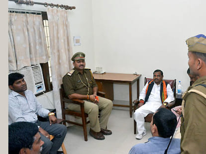 BJP MP accused Policeman Threatened him using Rifle in Varanasi