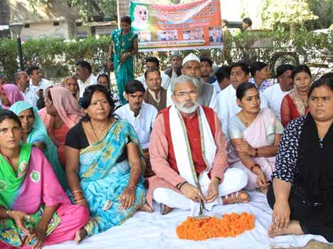 Modi's duplicate started the protest in muzaffarnagar.