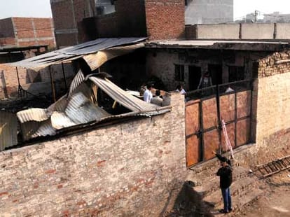 Five killed in factory fire at Begumpur in Delhi.