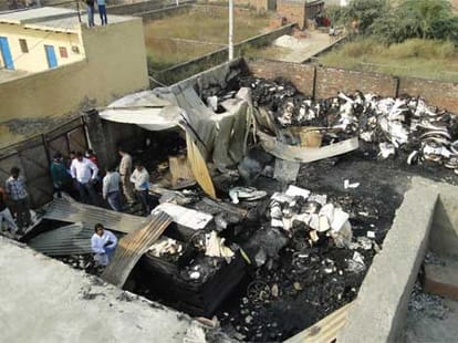 Five killed in factory fire at Begumpur in Delhi.