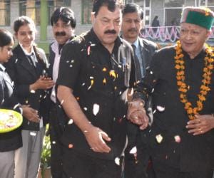 fighting between congress workers at humirpur.