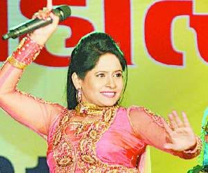 punjabi folk singer Miss Pooja in una festival.