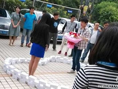 man proposes girlfriend with 99 iphones