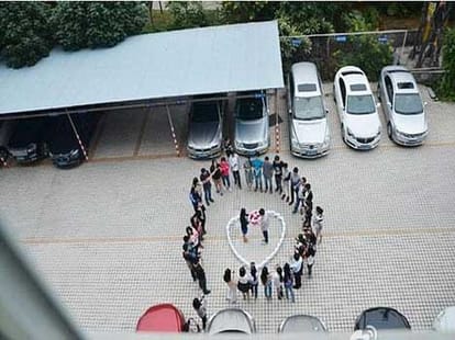 man proposes girlfriend with 99 iphones
