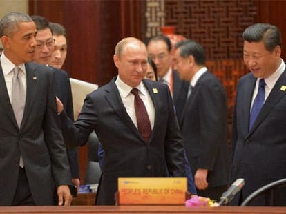 Putin caught on camera placing shawl China's first lady.