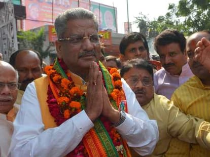 Om Mathur gives messages to BJP leaders.