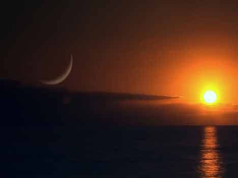 is auspicious to see moon in the morning