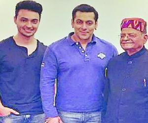 salman khan invite her sister father in law for marriage.