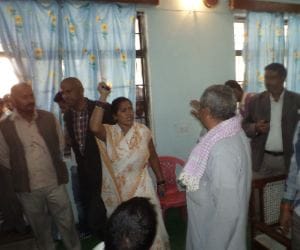 A lady SP leader beats lekhpal in front of SDM.