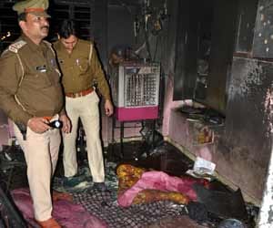 Two people died in a fire in Ghaziabad is flat.