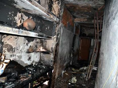 Two people died in a fire in Ghaziabad is flat.