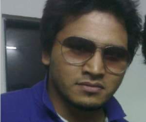 dev give music to ungli song.