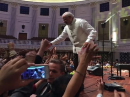 australian nri welcomes modi like a rockstar in austrailia