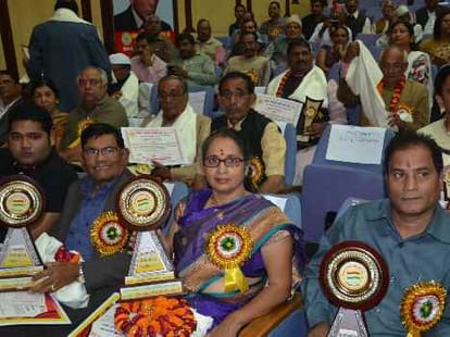 ram naik promotes hindi in an award function.
