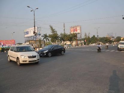 4 died and 5 injured in car accident delhi.