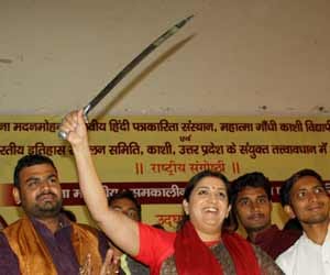 smriti irani in pain after lifting sword.
