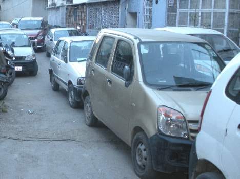 vehical parking in road side make problem