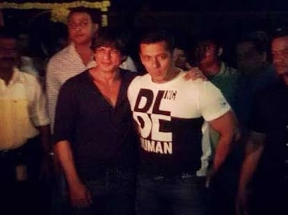 shahrukh also kissed by Salman Khan sister