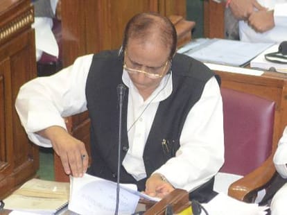 Azam Khan attacks on Congress on Yamuna cleanliness.