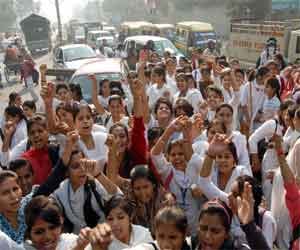 Students of VMLG jam GT Road.