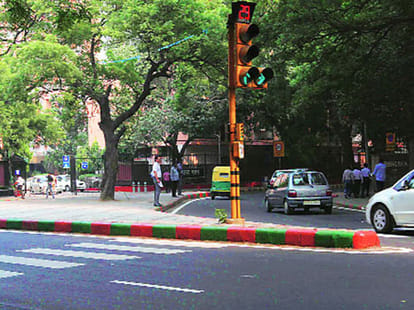 Delhi kerb stones Colours against the rule