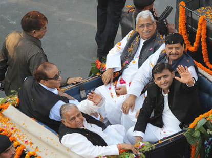 video of mulayam singh yadav birthday cake