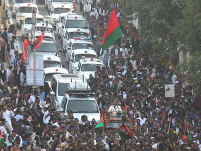 Mulayam celebrates his birthday in Rampur.