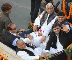 Mulayam celebrates his birthday in Rampur.