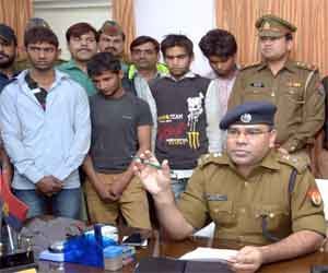Women constables 'sweet talk' Caught in the forger.