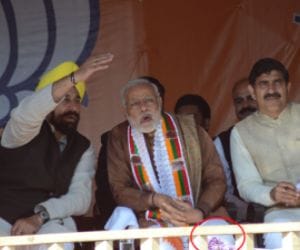 why did pm modi wore saffron necklet