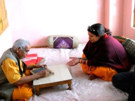 Smriti meets astrologer to know her future