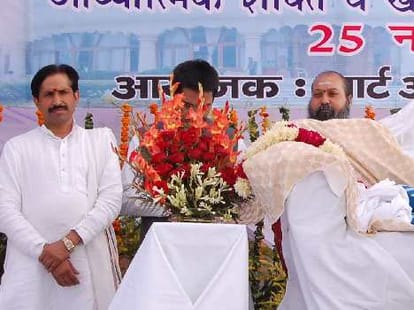 arts of living founder shri shri ravishankar meet khap panchayat at jind