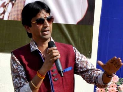 BJP lodged fir against kumar vishwas for derogatory comments on kiran bedi.