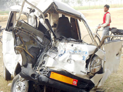 eight died in road accident in shahjahanpur.