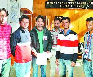 DYFI gave memo to dc shimla.