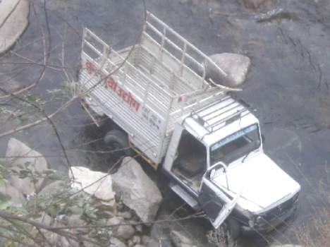 jeep accident at kullu, thirthan river 