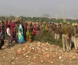Disturbance in Allahabad - Many Injured Including Police