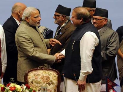 india warns pakistan against meeting kashmiri hurriyat leaders