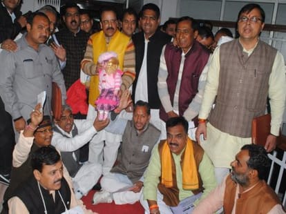 opposition stopped the assembly on laadli murder case.