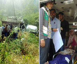 Fast pick-up falls into ditch, 25 injured