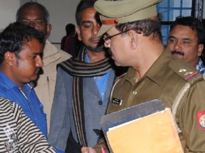 inspector kills his wife by giving poison in up