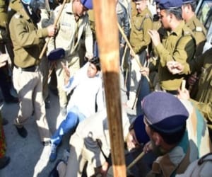 people threw stones on harish rawat car.