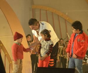 Singer Sukhvinder Singh gifts watch to a child.