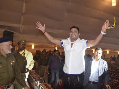 Singer Sukhvinder Singh gifts watch to a child.