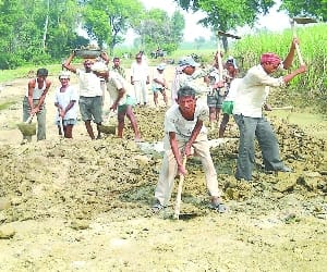 Holding the wage increase of five rupees