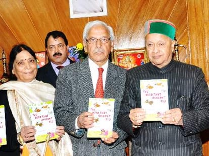 Cm virbhadra singh meeting with ministers regarding pong dam displaced people.